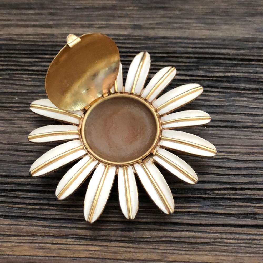 Avon Daisy Brooch